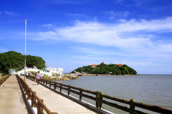 Cầu bê tông nối đất liền với Hòn Đá Bạc, huyện Trần Văn Thời, Cà Mau
