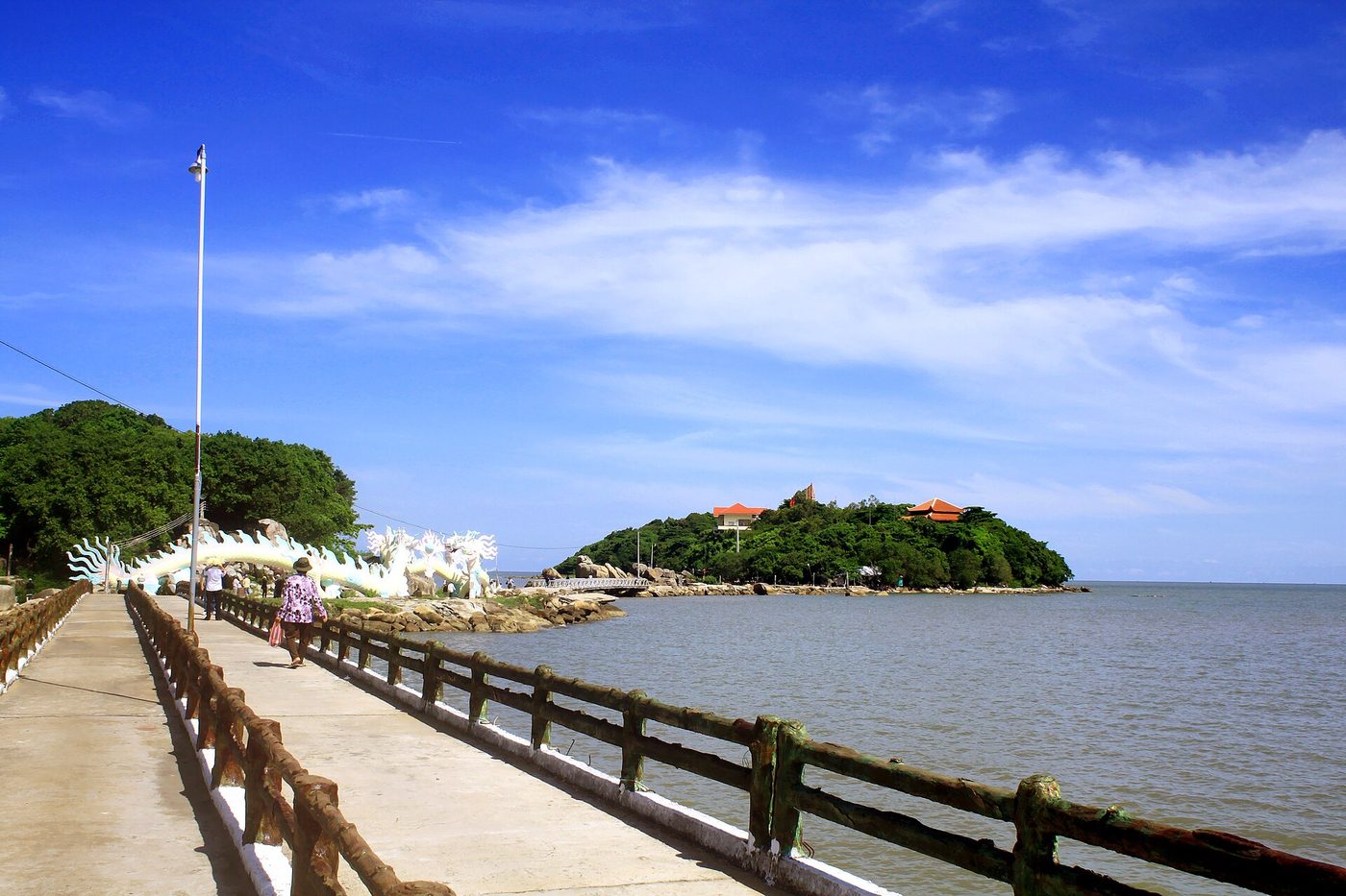 Cầu bê tông nối đất liền với Hòn Đá Bạc, huyện Trần Văn Thời, Cà Mau
