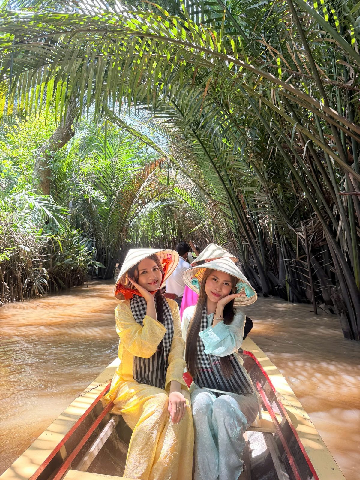 Du khách trải nghiệm xuồng ba lá trên sông nước Miền Tây