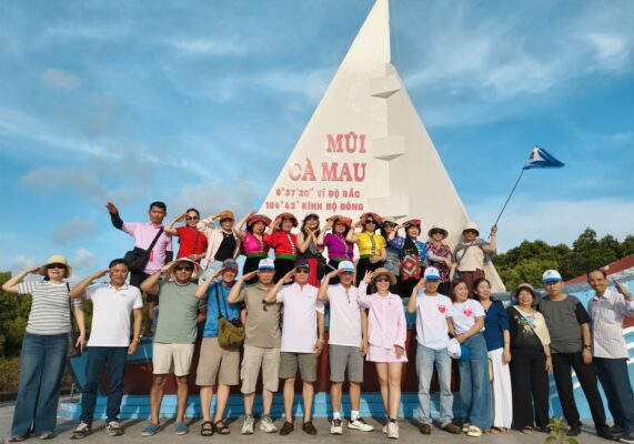 Đoàn khách Du Lịch Bình Minh check-in biểu tượng Mũi Cà Mau tại Đất Mũi
