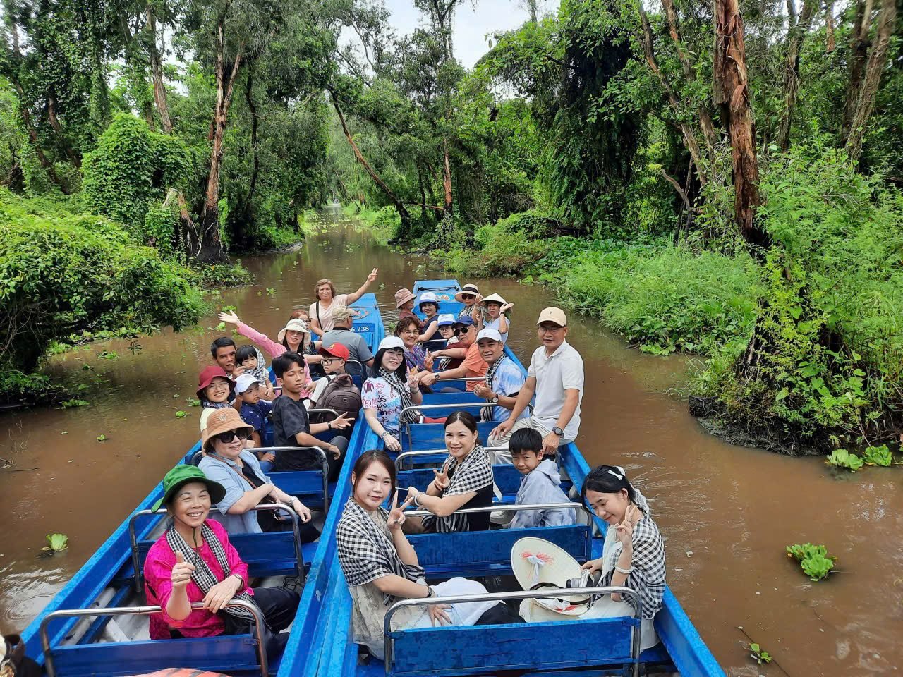 Đoàn khách đi xuồng khám phá rừng tràm Trà Sư cùng Du Lịch Bình Minh